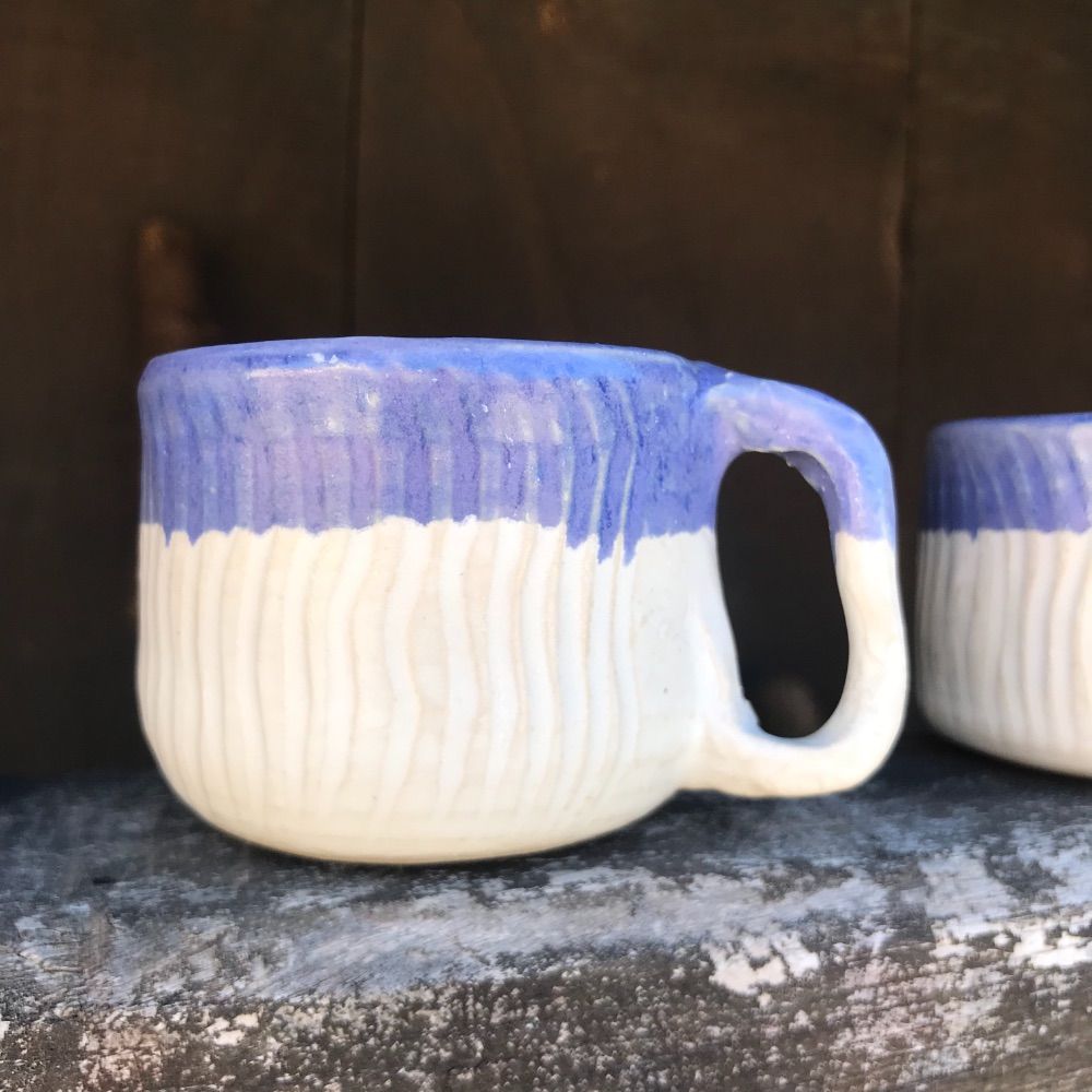 Tazas blancas y moradas