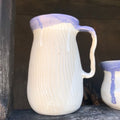 Jarra en blanco y morado